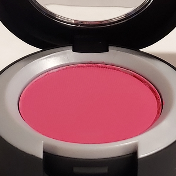 MAC Powder Kiss Soft Matte Eye Shadow *FALL IN LOVE* / .05 oz / New in box - Picture 3 of 5